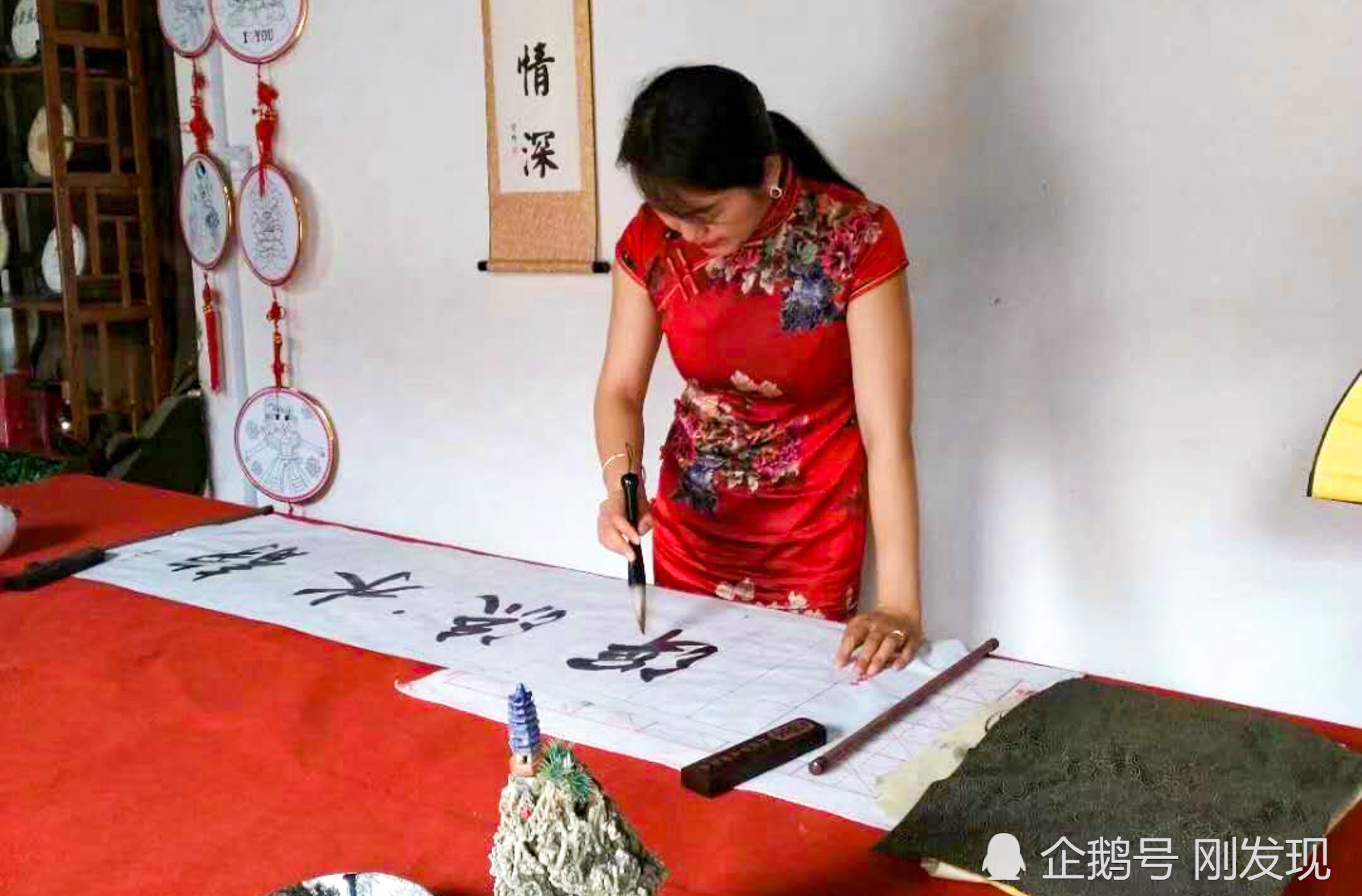 九零后女子学书画九年,无师自通,网友:作品拿出来不是一般的好