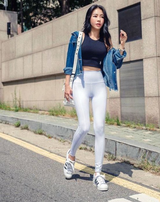 美女 紧身打底裤美女,穿出浓浓的时尚魅力