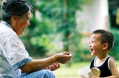 点滴|“不靠谱”爷爷火了,陪孙子打点滴却霸占床位,孩子满脸不知所措