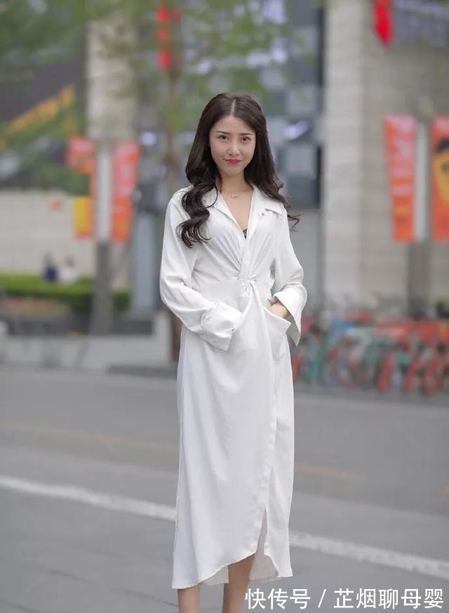 高跟鞋 美女搭配上一双简约的高跟凉鞋,走在路上显得格外的迷人,超吸睛