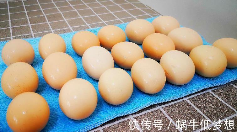 咸鸭蛋|鸡蛋这样腌,简单易做,新手也能一次搞定,个个鸡蛋都流油起沙