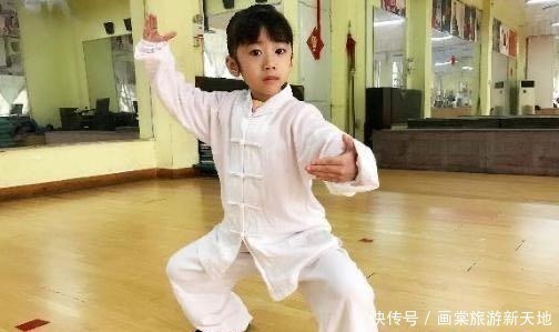 爸爸|女儿上学路上打上了拳,爸爸不禁想我家姑娘上辈子是个侠客吧