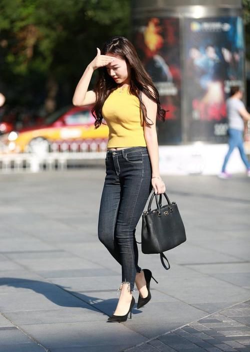 紧身牛仔裤|美女看着穿搭看着很不错，紧身牛仔裤穿出女人味，整体一看很得体