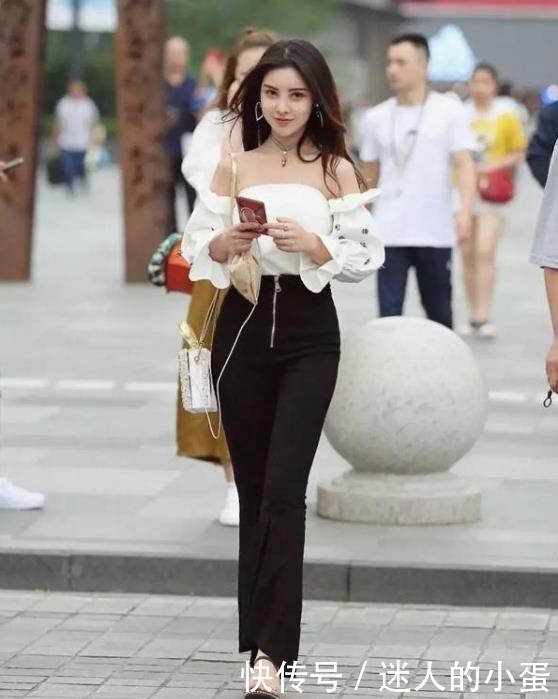 牛仔衬衫搭配灰色打底裤,青春靓丽,活泼可爱