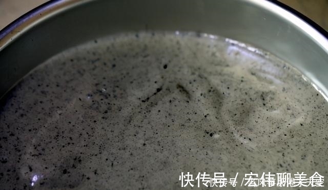 黑芝麻|冬天，女人要多吃黑芝麻，简单一蒸暄软香甜，我隔两天就要吃一次