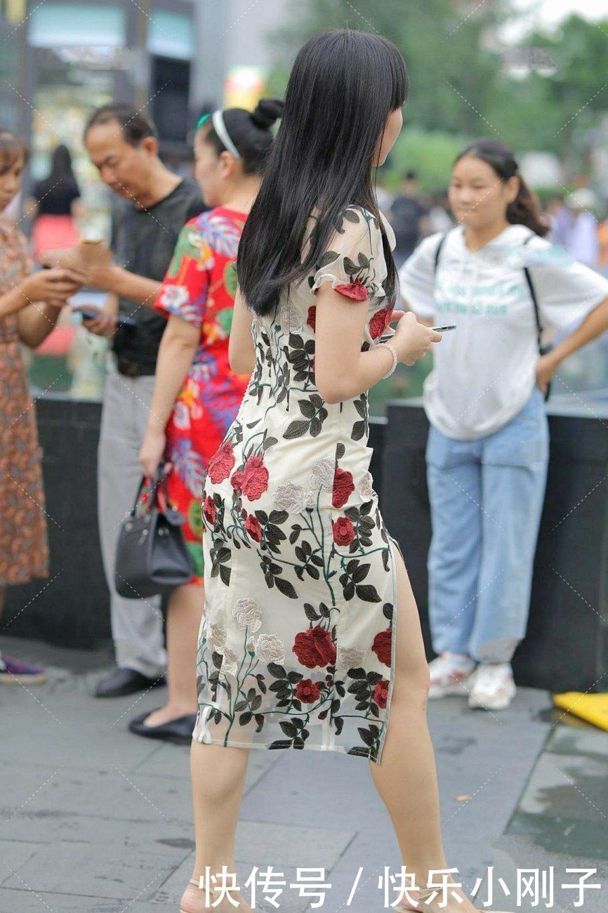 黄皮女生选衣服时一定要注意,穿搭清新亮眼