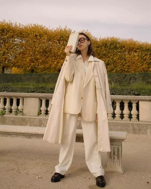 风衣＋豆腐裤，今年入春必学穿搭，年过40也很时髦