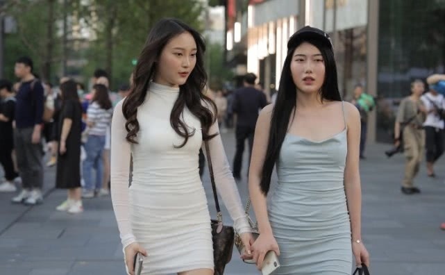 连衣短裙 夏季穿白色系连衣短裙显得干净利索,妹妹的五官给人清纯的气质