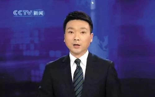 《新闻联播》主持人为什么要低头看稿？他们手里的纸是干嘛用的？
