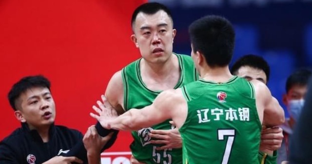 老将|辽宁老将韩德君罕见暴怒!杜锋亲自主动安慰,险些酿成群殴事件