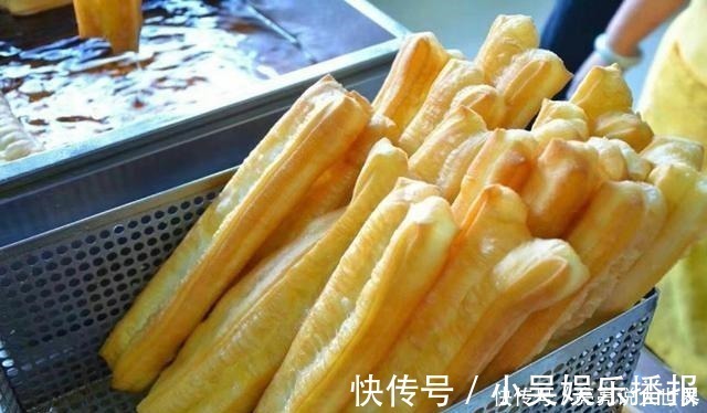 油条店大厨教你炸油条，不放酵母，个个金黄酥脆，凉了也是软乎的