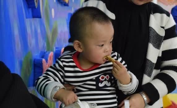 孩子|吃一餐等同于10瓶罐头的“毒晚餐”,若娃经常吃,易积食变矮个