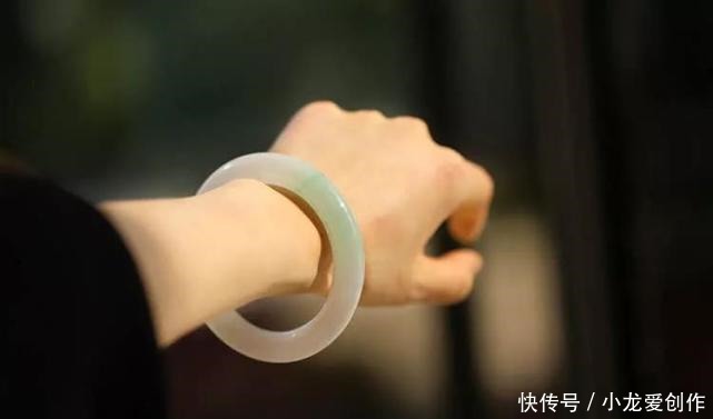 手镯|手腕间的摇曳风情,女人怎样选择和搭配合适的手镯