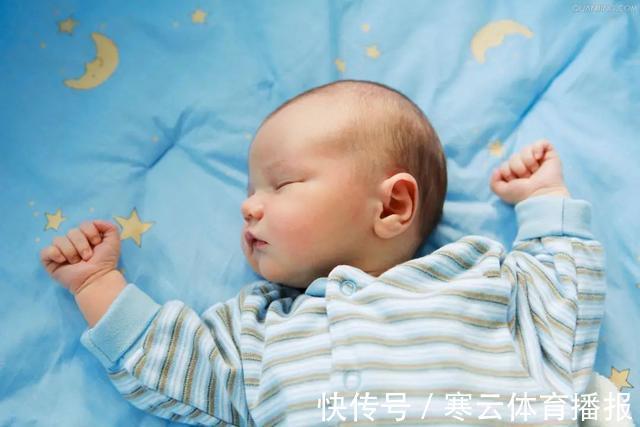 孩子|新生儿为什么偏爱“投降式睡姿”,需要纠正吗?很多家长做错了