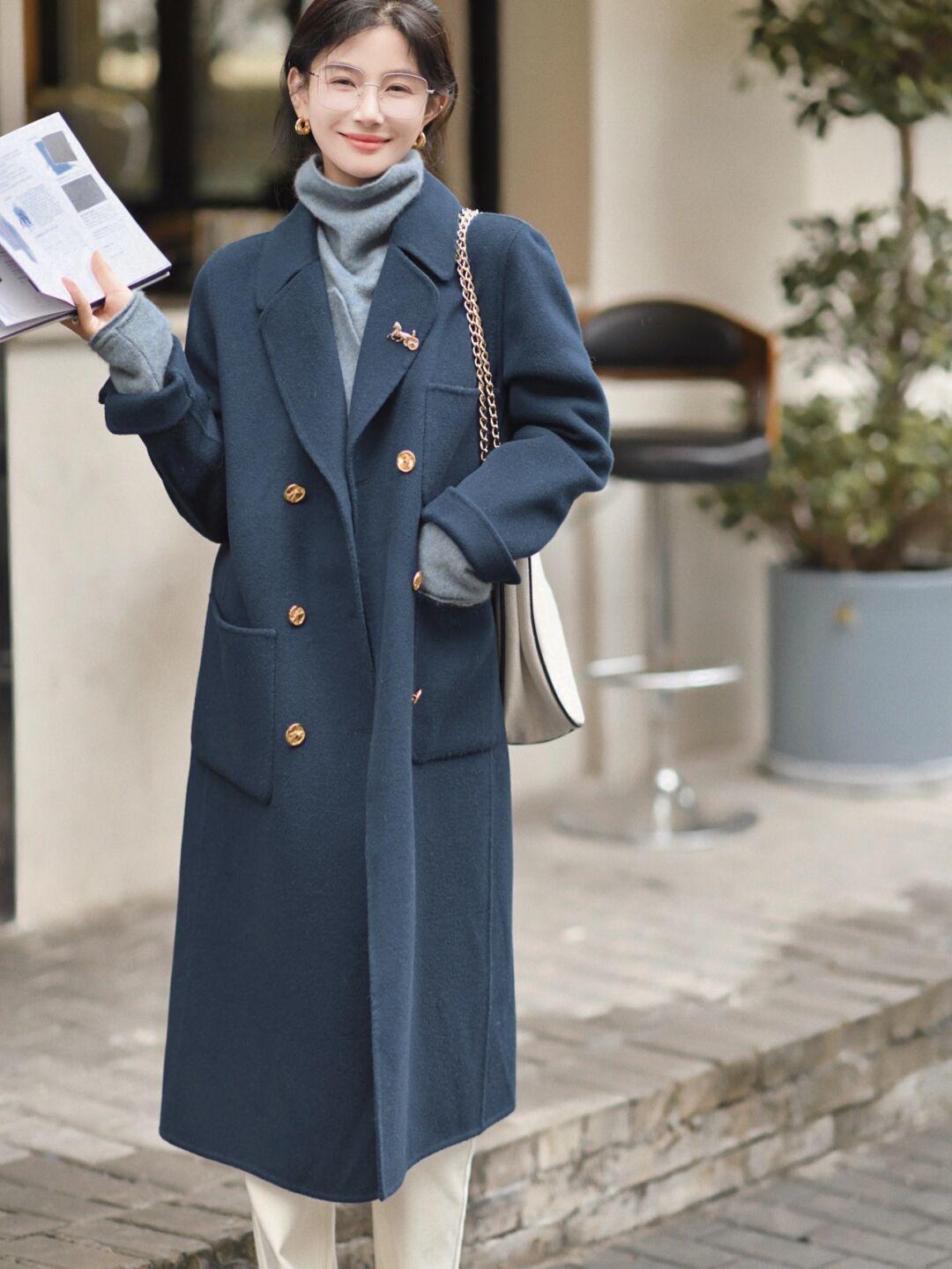优雅|这个秋天熟女都爱穿“大衣+高领衫”,优雅知性,关键还很保暖