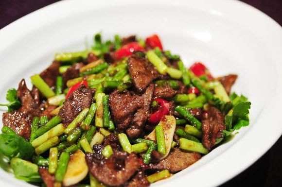 炒蒜苔时，焯水和直接炒都不对，巧用这一招，翠绿鲜嫩，香味十足