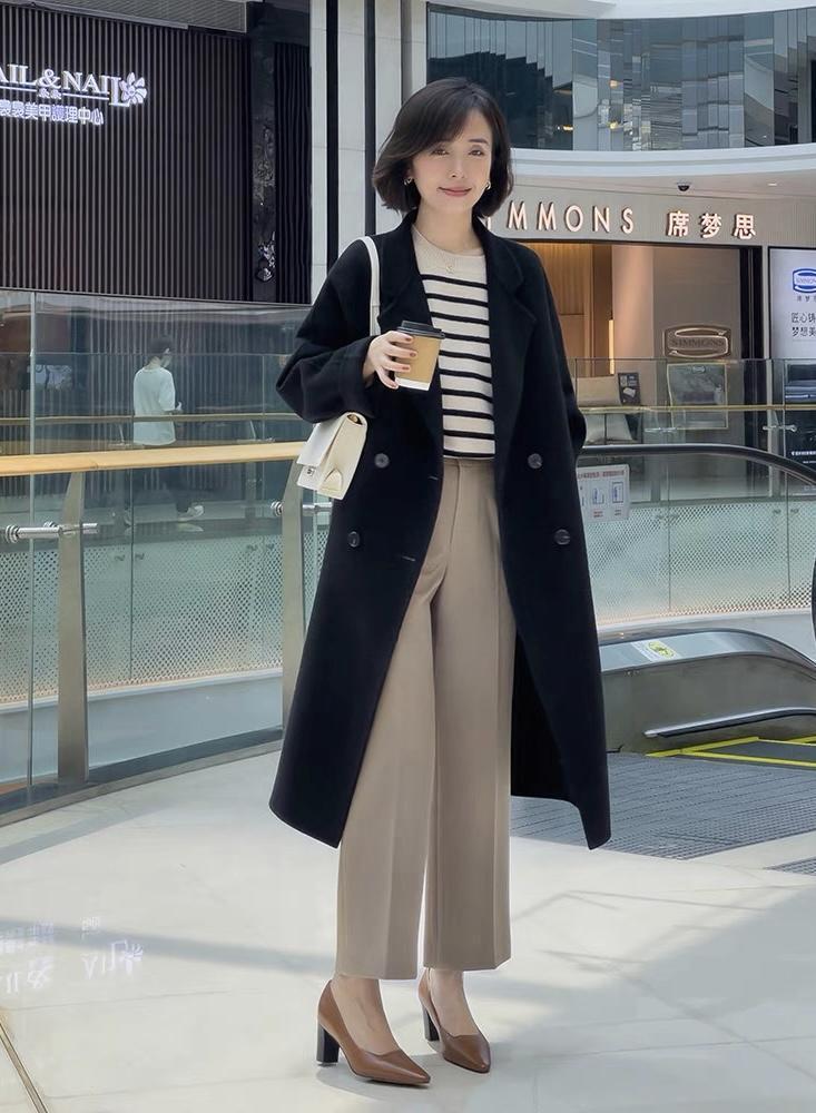 大衣|40+的女人秋冬怎么穿才减龄?毛衣+西装裤干练时髦,保暖又舒适