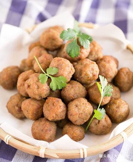 肉丸子的做法,想成本低,口感劲道,配料是关键,技巧告诉你
