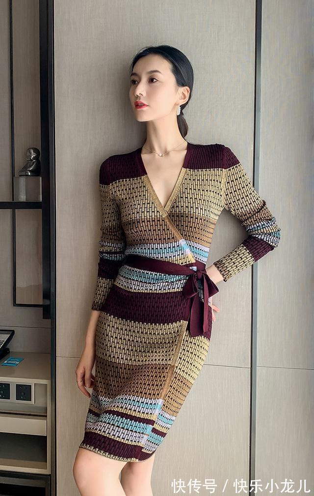 高跟鞋|秋天展现的是女人的精致,金属质感裹身连裙轻松穿出高级感