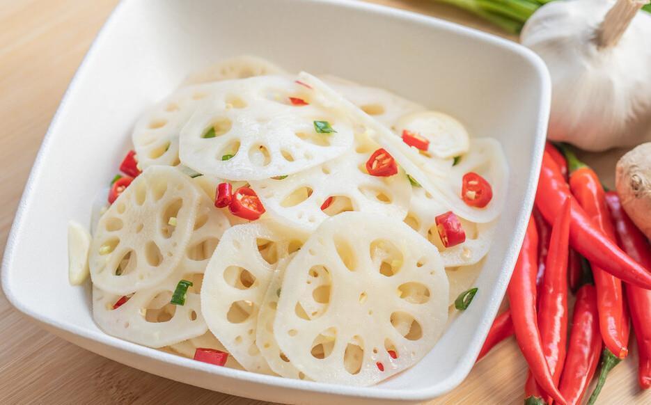 做凉拌藕片,为啥一焯水就变黑?大厨给你支两招,藕片洁白又脆嫩