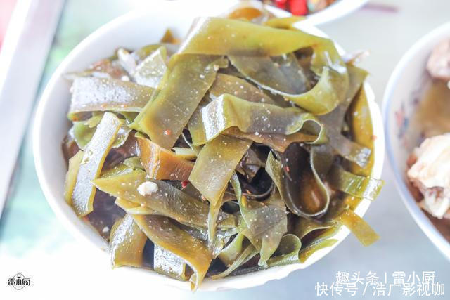 三爷爷家请吃饭,满满一桌农家菜,煮了2锅米饭,大伙吃了个精光