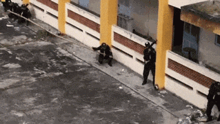 |搞笑GIF:有解释一下的吗,这是怎么回事