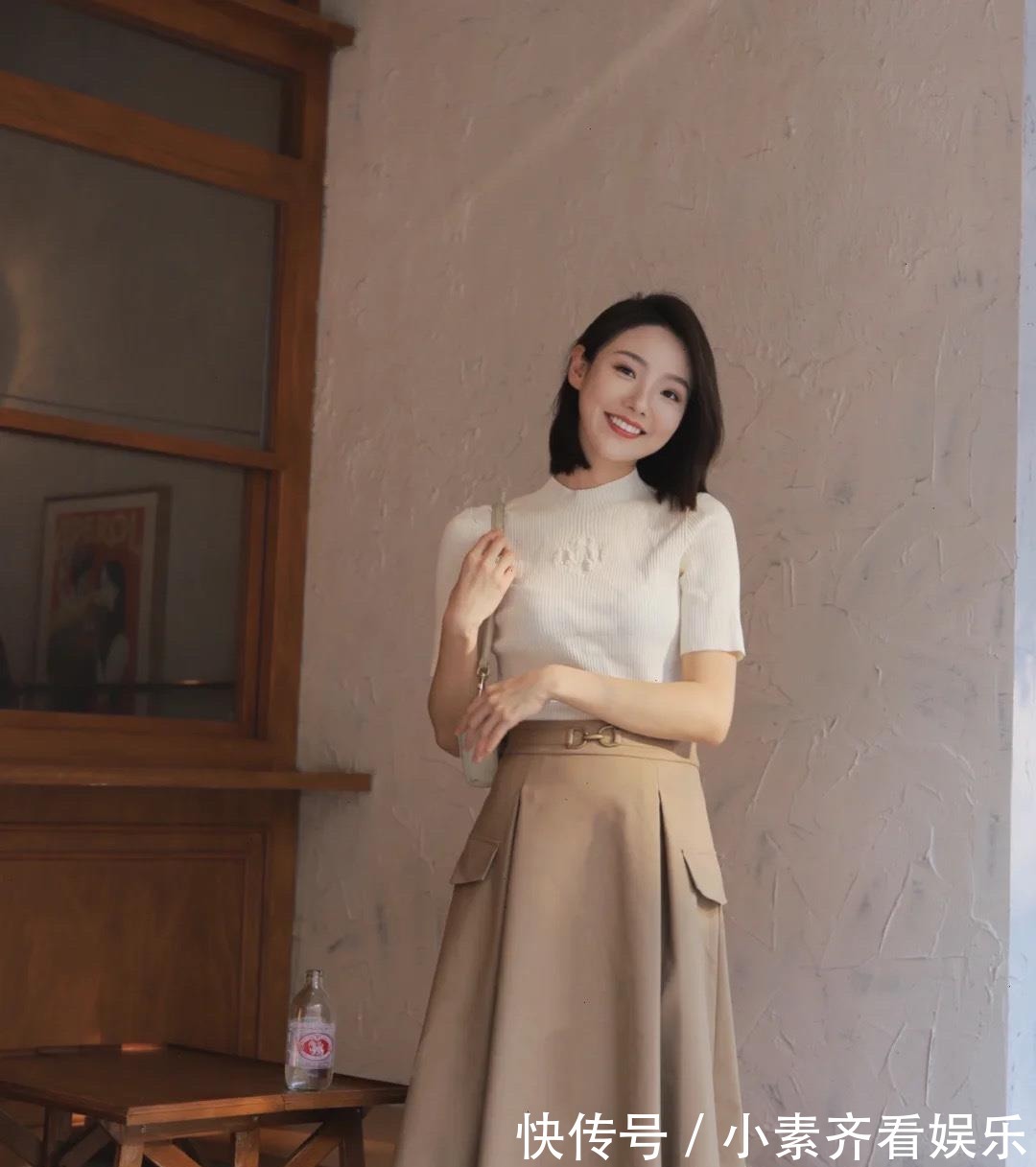 卡其色|卡其色与驼色哪个显老，想要穿出高级气质，色彩的搭配同样关键