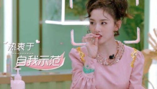 试用|名门泽佳:宋祖儿牙齿橡皮擦火了!戚薇当场试用,美白效果很明显