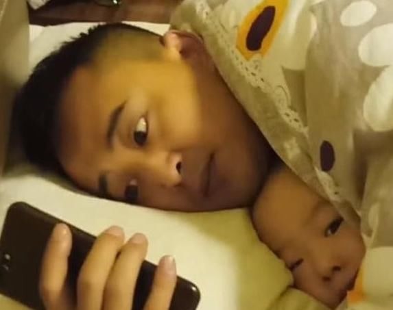 晓云|让奶爸带1岁儿子睡觉,宝妈推门看到眼前画面,直接踹向奶爸