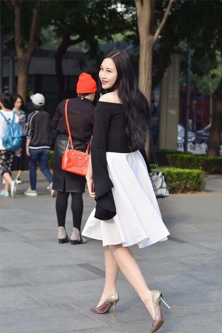 长裙|街拍:个性长袖上衣配半身长裙,温柔范儿十足!