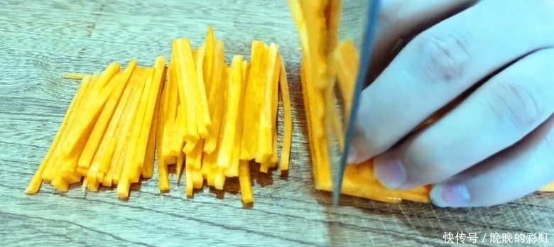 老虎菜怎么做才好吃,原来是有技巧的,看饭店大厨是怎么做的