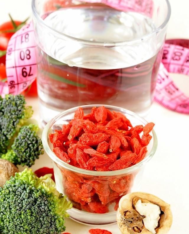 枸杞加“它”一起泡，连喝7天，排出体内湿毒，大肚腩也偷偷消失