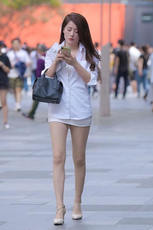 小姐姐 白色的衬衫搭配包臀裙,干练中带着优雅的气息,美的清新又时髦
