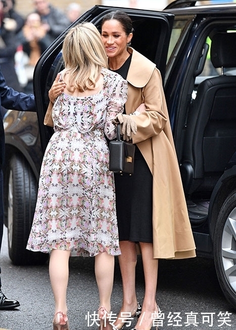 梅根王妃挺“孕妇肚”又穿黑色连衣裙！搭卡其色风衣，时髦又洋气