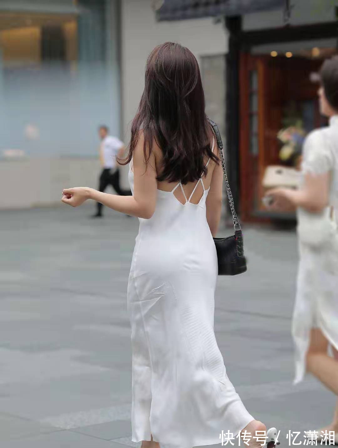 身穿白色|街拍知性大方的小姐姐,身穿白色吊带连衣裙,非常的美丽动人!