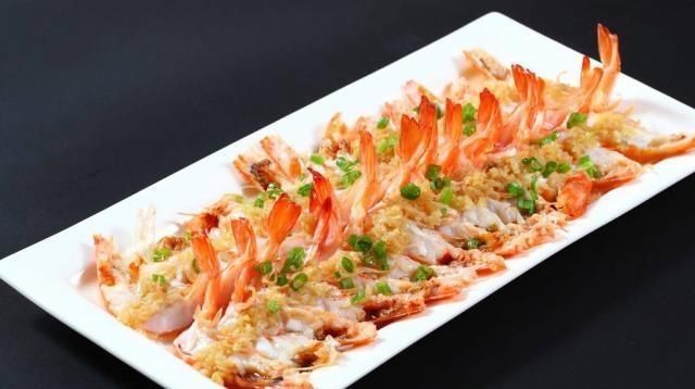 蒜蓉粉丝虾直接蒸是不对的，蒸之前多加两步，大虾更鲜嫩可口