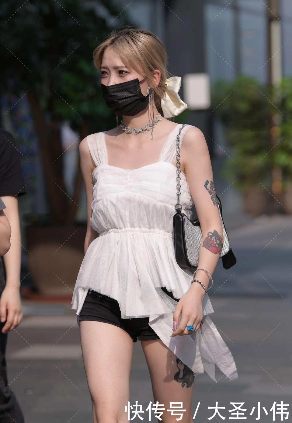 女神|美女街拍:这难道就是你们喜欢的校园女神,传说中的西南大校花?也不咋样啊