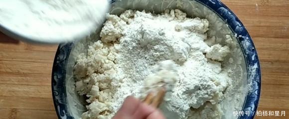 妈妈用了30年的单饼配方，柔软筋道，凉了不硬，配上炸豆角，香