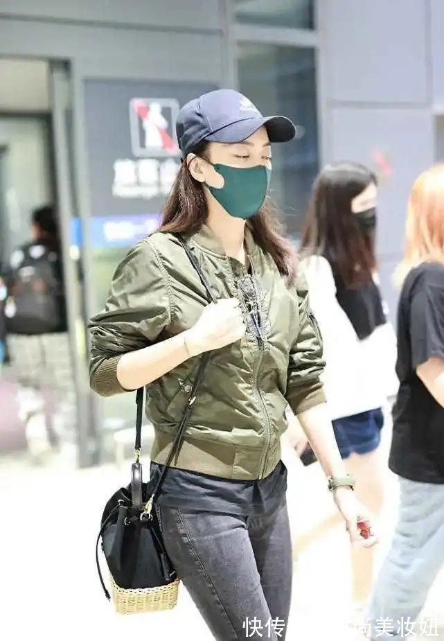 穿搭|霍汶希也太美了吧!穿中山装外套配长裙高级大气,颜值媲美大明星