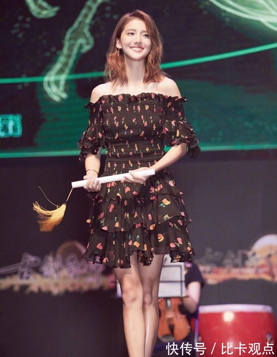 包臀裙|吴千语深V大秀好身材,没想到这双“漫画腿”却让人移不开眼!