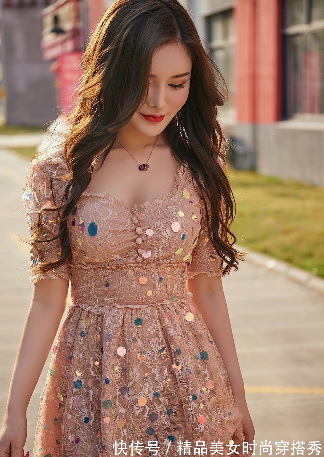 连衣裙 想要更加亮眼,那么不如就选择一款活力的橙色连衣裙吧