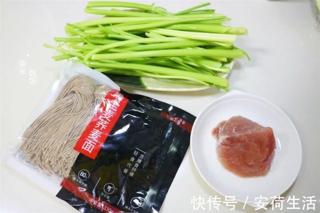 芹菜|夏季晚餐不用愁，这样做简单又省事，低脂还饱腹，我家常做