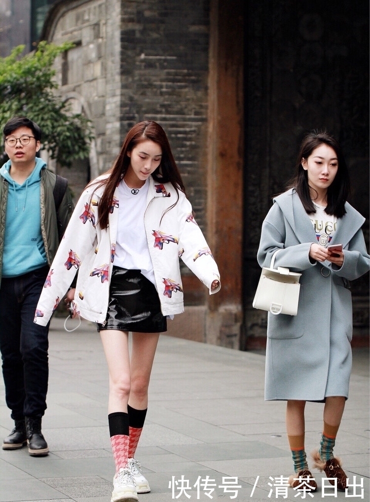 美少女|街拍:活泼开朗的美少女,白色T恤配上黑色短裙,青春又时尚!