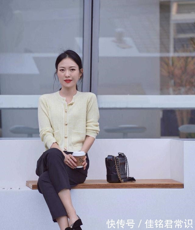 条纹 日系风格才是女性最爱的针织开衫搭配黑色长裤,确实很时髦!