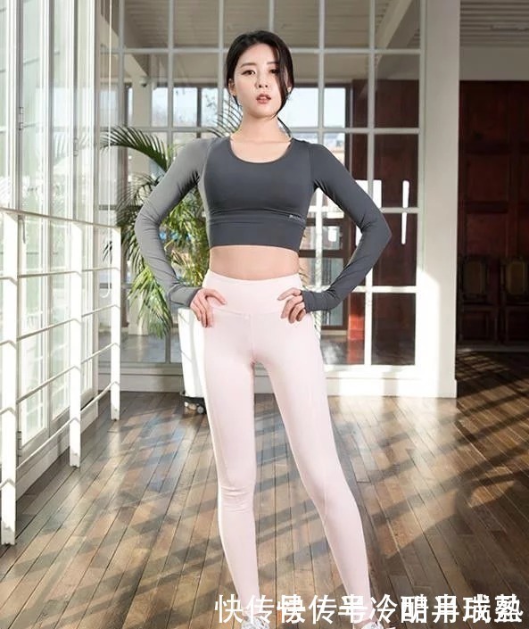 白色打底裤的美女,随便摆拍尽显洒脱与不羁