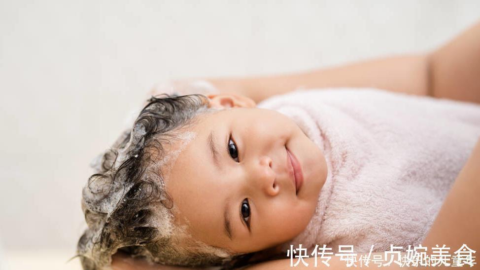 儿科医生|刚出生的宝宝天天洗澡?别掉到“坑”里去了,这样洗才健康