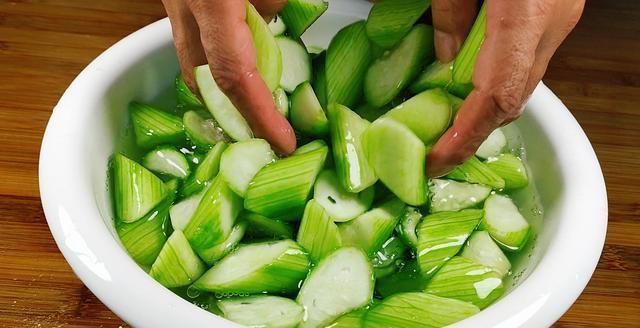 炒丝瓜时不要直接下锅,难怪丝瓜发黑又出水,早懂早受益