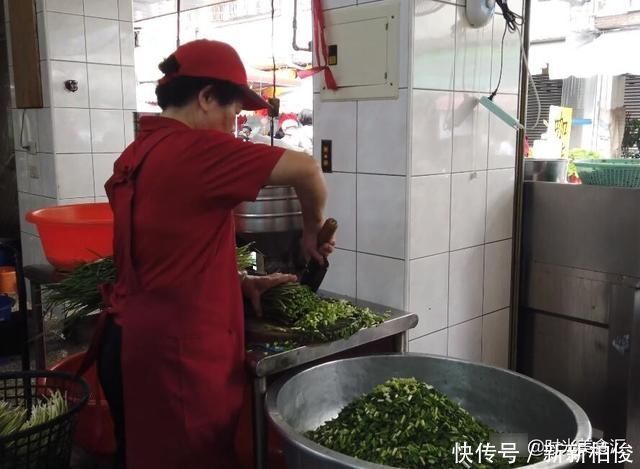 夫妻开店卖早餐，一天用几大盆馅料每天都客满，食客：主要是实惠