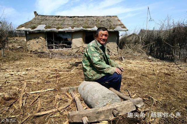 光混汉|农村的光混汉收养了一个女孩,女儿出嫁那天这样做,村民都炸了锅