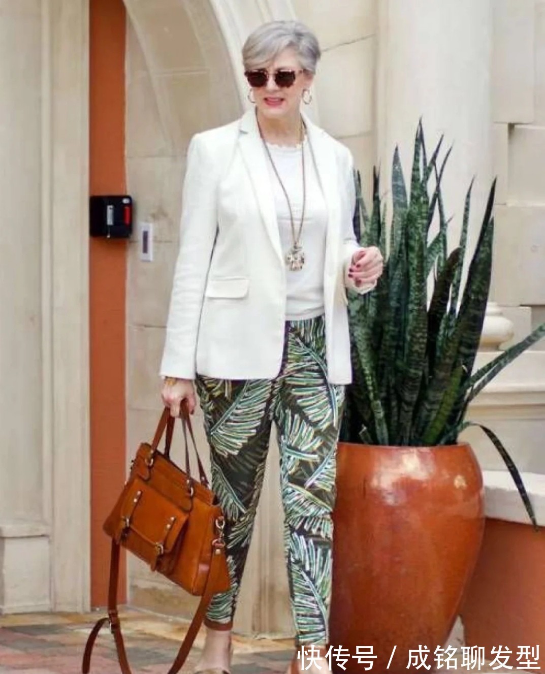 单品|头发花白的外国“胖大妈”不服老,精致高级养眼,比年轻人还时髦